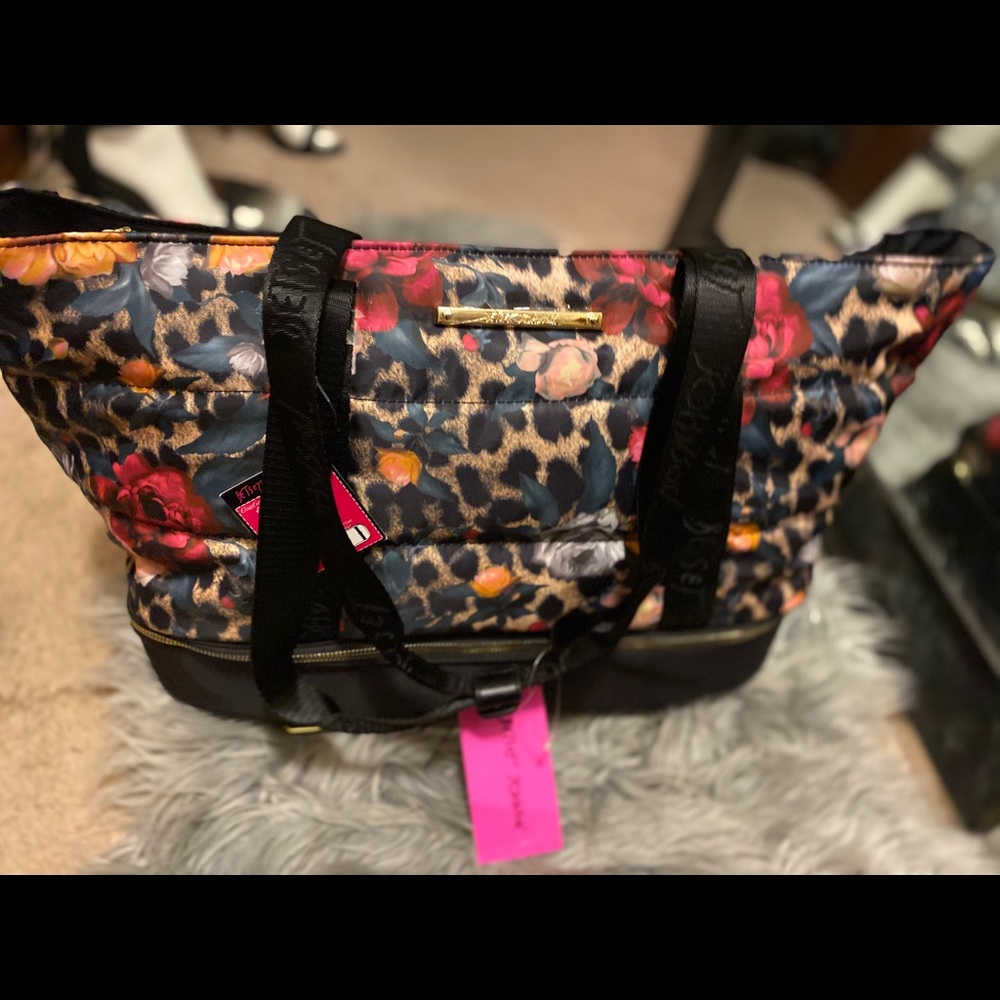NWT..TRAVEL BAG